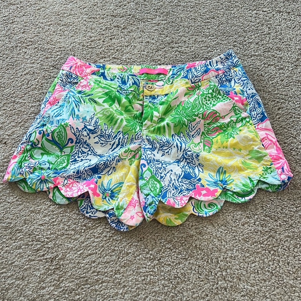 Lilly Pulitzer excellent condition buttercup stretch shorts with scalloped edge